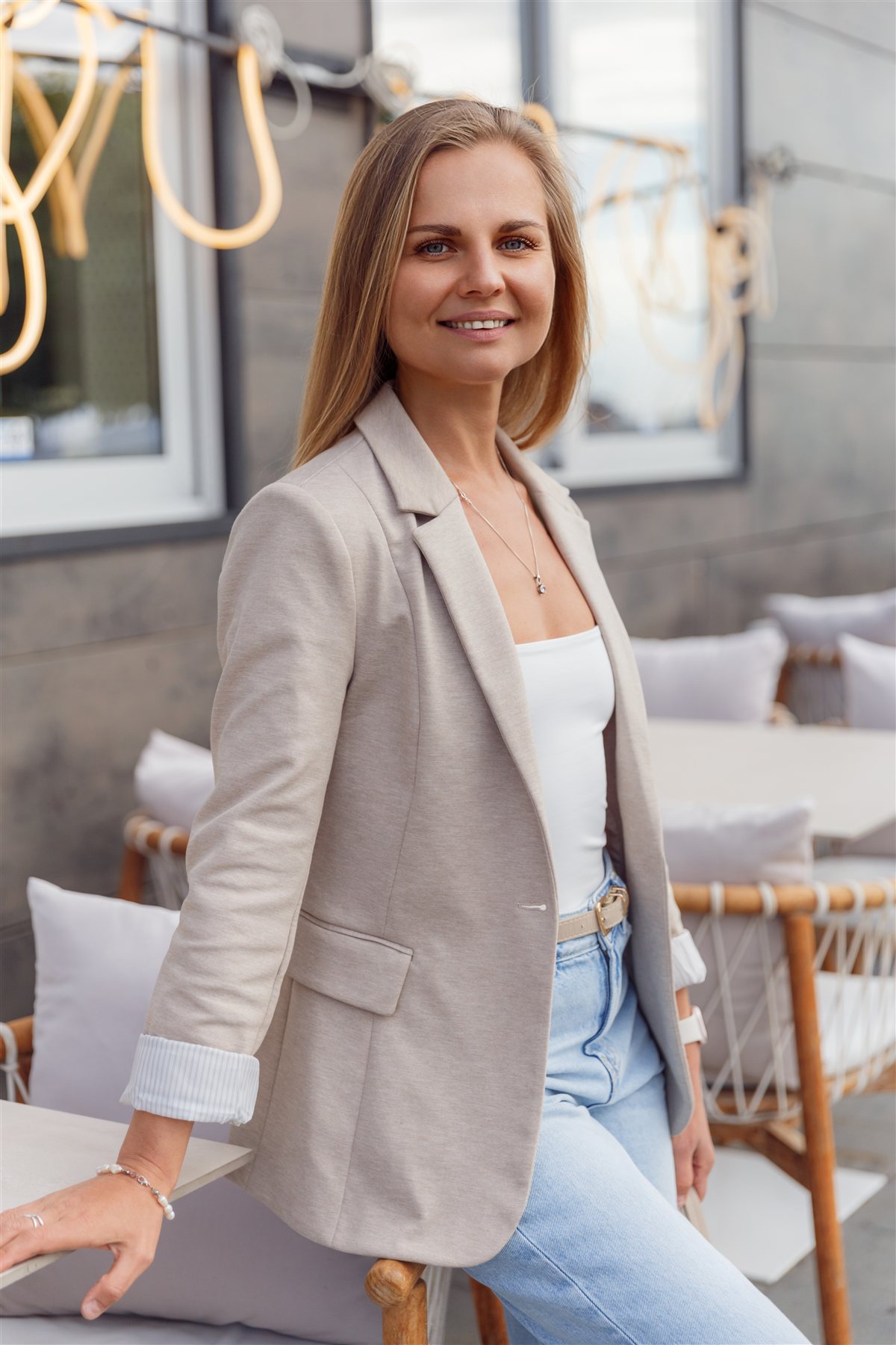 Lifestyle-фото Полины в спокойном, внимательном настроении. Не слишком радостное и не глянцевое.