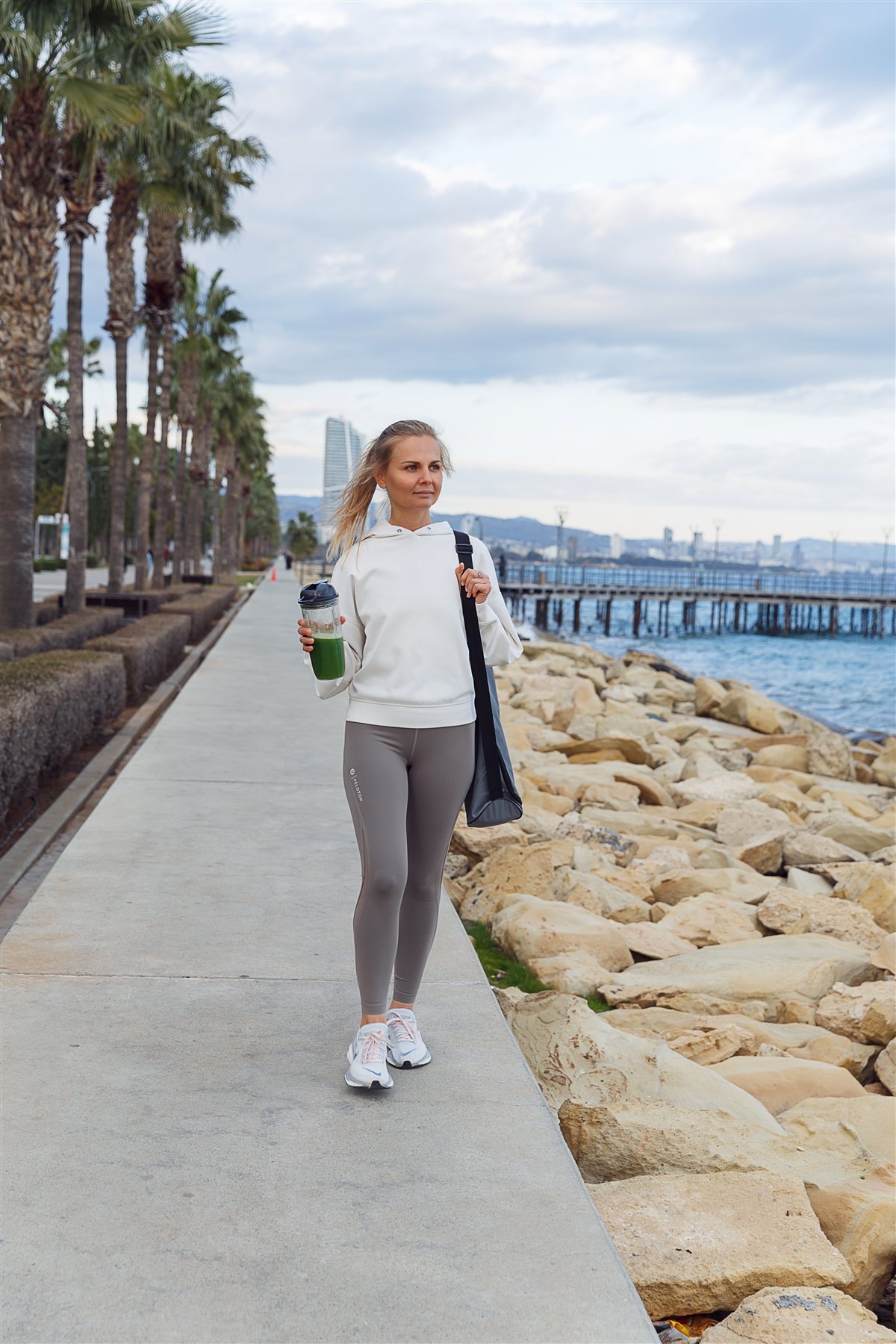 Lifestyle-фото Полины: живая, энергичная, в красивой форме. Естественный свет, тёплая атмосфера.