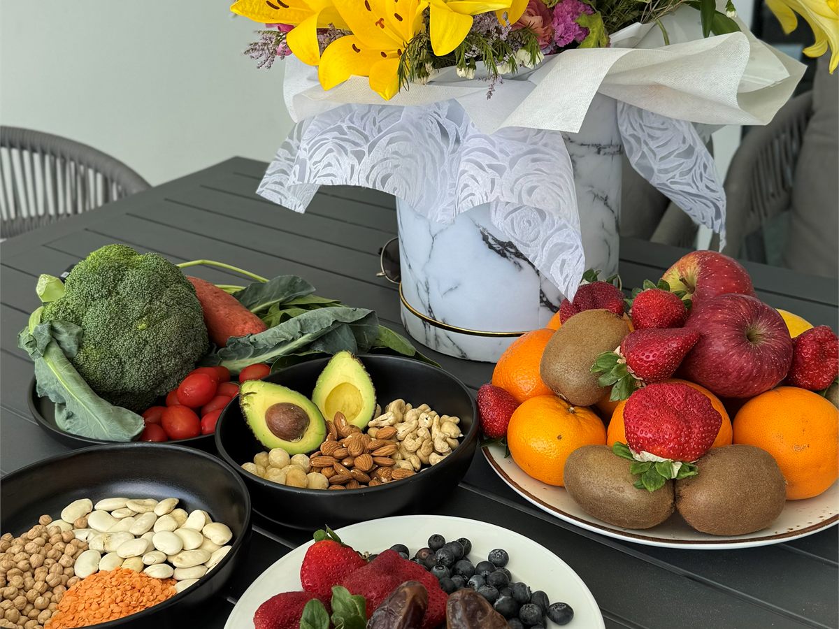 Богатый стол с овощами, фруктами, орехами и зеленью — lifestyle flat lay. [Каталог: format-conversion-needed — проверить перед финалом]