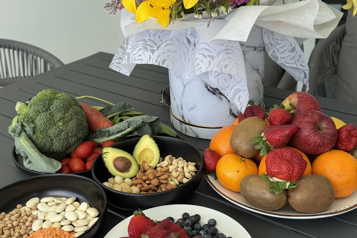 Богатый стол с овощами, фруктами, орехами и зеленью — lifestyle flat lay. [Каталог: format-conversion-needed — проверить перед финалом]